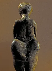 Prehistorie: socha gravettienské ženy z lokality Kostenki (Voroněžská oblast). 30000-25000 př. n. l. svrchní paleolit, doba kamenná. Petrohrad, Muzeum antropologie a etnografie Petra Velikého, Rusko