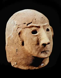 Pravěk: terakotová hlava z nekropole v Cancelli. Apeninská civilizace (neboli italská doba bronzová). 1400-1300 př. n. l. Perugia, Národní archeologické muzeum Umbrie