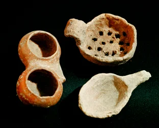Pravěk: různé stolní nádobí a příslušenství (cedník, nádoba). Apeninská civilizace (neboli italská doba bronzová). 1400-1300 př. n. l. Perugia, Národní archeologické muzeum Umbrie