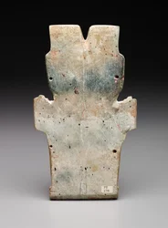 Reverz antropomorfní plakety, pravděpodobně ohnivý had, předklasické období, 800-400 př. n. l. (serpentin a cinabar)