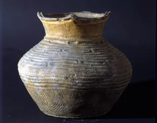 Terakotová nádoba z období Jōmon (období japonského pravěku). Řím, Národní muzeum orientálního umění.