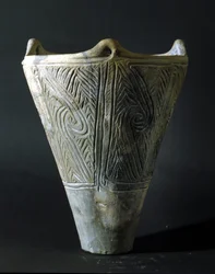 Terakotová váza z období Džómon (období japonského pravěku). Řím, Národní muzeum orientálního umění.
