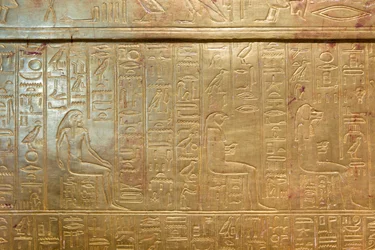 Vnější zlatá svatyně Tutanchamonovy pohřební komory, Egyptské muzeum, Káhira, Egypt