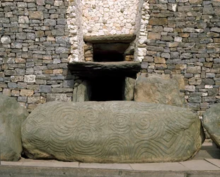 Pohled na vchod do prehistorické památky v Newgrange, 3200 př.nl