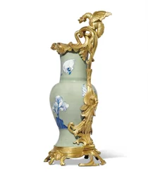 Jeden z páru konví Ludvíka XV., porcelán 1662-1722, držáky cca 1745-49 (porcelán namontovaný na ormolu)