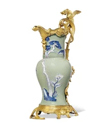 Jeden z páru konví Ludvíka XV., porcelán 1662-1722, držáky cca 1745-49 (porcelán namontovaný na ormolu)