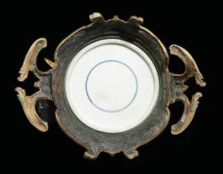 Jeden z páru konví Ludvíka XV., porcelán 1662-1722, držáky cca 1745-49 (porcelán namontovaný na ormolu)