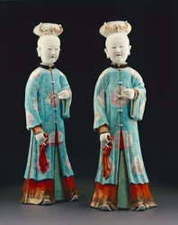 Pár ženských figurek, období Qianlong, 1736-95 (porcelán)