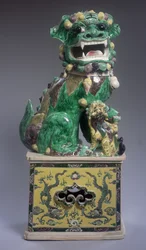 Velký buddhistický lev a mládě Famille Verte, období Kangxi (1662-1722) (porcelán)
