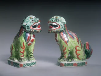 Pár lvů Famille Verte, období Kangxi (1662-1722) (porcelán)