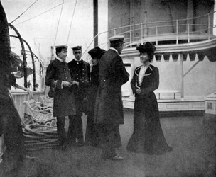 Skupina na královské jachtě Victoria a Albert III v Kodani, Švédsko, 1908.