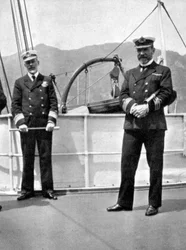 Velitel Sir Archibald Milne 1855-1938 s kapitánem V Stanleym, 1908.