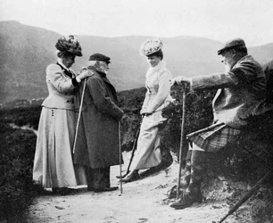 Král Edward VII 1841-1910, princezna Mary, lady Katherine Cokeová a kapitán Welsh, 1908.