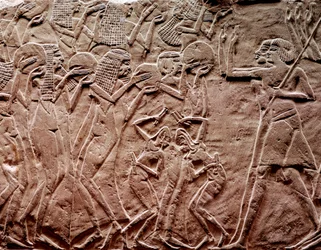 Nabízet hold, starověká egyptská reliéfní řezba