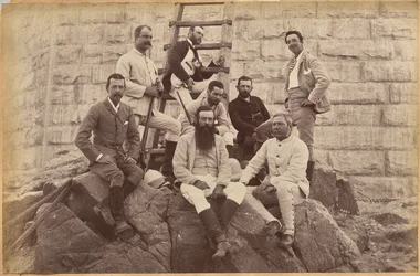 Vedoucí zaměstnanci společnosti Messrs. Glover & Co. u mostu přes Sindh (avers, nahoře)