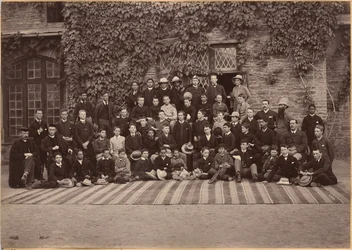 Žáci a zaměstnanci středních tříd, Bishop Cotton School, Shimla (verso)