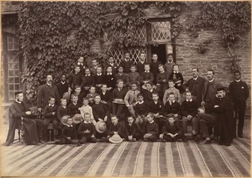 Třída základní školy, Bishop Cotton School, Shimla (recto)
