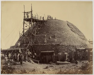 Stupa Sanchi od jihozápadu při opravách