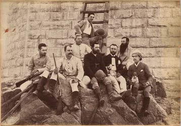 Zaměstnanci Messrs. Glover & Co., most Sindh (verso)