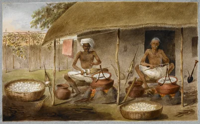 Dva muži sedící před chýší, vytahující hedvábí z kokonů a navíjení do vřeten vařením kukly ve vodě, kolem roku 1820 (akvarel na papíře)