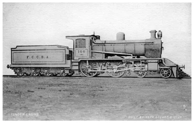 Tendrový motor 4-4-0, parní lokomotiva postavená Kerr, Stuart and Co, počátek 20. století.