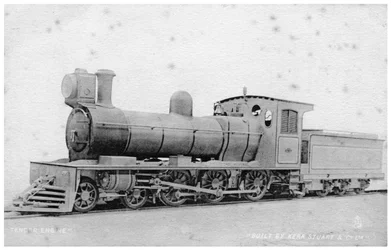 Tendrový motor 4-6-0, parní lokomotiva postavená firmou Kerr, Stuart and Co, počátek 20. století.