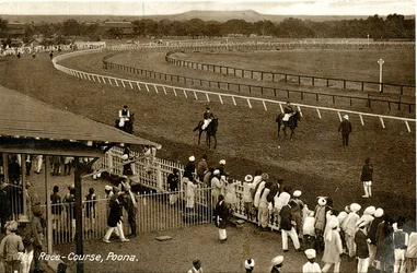 Závodní dráha, Poona, cca 1900-30 (sépiová fotografie)