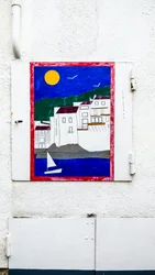 Malování na dveře vodoměru a elektroměru.
Cadaques, 2018 (foto)