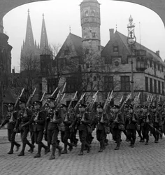 Britské jednotky pochodující v Kolíně nad Rýnem, Německo, 1918-1926.