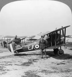 Letoun Sopwith Camel připraven k hlídce nad německými liniemi, první světová válka, c1917-c1918