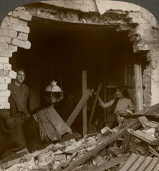 Škody způsobené německou Zeppelinovou bombou, první světová válka, 1914-1918.