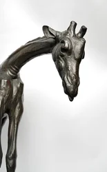 Velká žirafa se sklopenou hlavou, model 1909-10, odlita před rokem 1913 (bronz) (viz také 3084917-43)