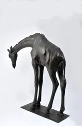 Velká žirafa se sklopenou hlavou, model 1909-10, odlita před rokem 1913