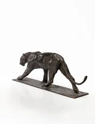Panther chůze, zadní noha zvednutá, cca 1904 (patinovaný bronz)