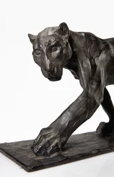 Panther chůze, zadní noha zvednutá, cca 1904 (patinovaný bronz)