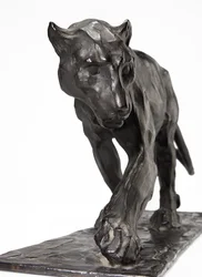 Panther chůze, zadní noha zvednutá, cca 1904 (patinovaný bronz)
