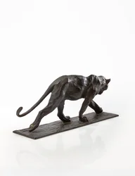 Panther chůze, zadní noha zvednutá, cca 1904 (patinovaný bronz)