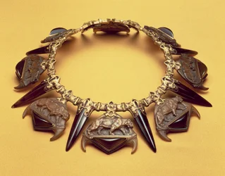 Tiger Necklace, cca 1904 (kombinovaná média)