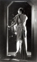 Šaty navrhla Madeleine Vionnet (1876-1975)