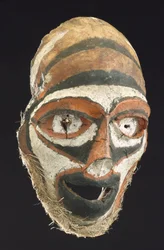 Maska vyrobená z lidské lebky, Nová Británie, Papua Nová Guinea