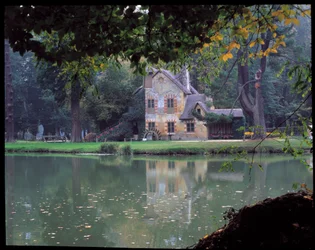 Hameau de la Reine - La Maison de la Reine v Hameau de la Reine Marie Antoinette, v parku zámku Versailles.