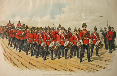 Kapela lehké pěchoty královské námořní pěchoty v čele kolony pochodujících mužů, 1895