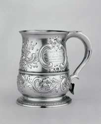Hrnek s rukojetí, 1740-41, pronásledovaný a rytý c.1845 (stříbrný)
