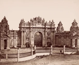 Císařská brána paláce Dolmabahçe