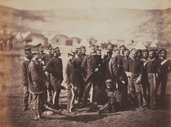 Plukovník Doherty, důstojníci a muži 13. pluku lehkých dragounů, z alba 52 fotografií souvisejících s krymskou válkou, 1855