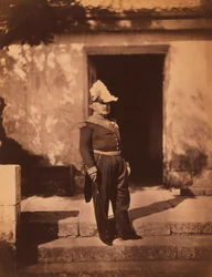 Francouzský maršál Pélissier, celopostavový portrét v uniformě a klobouku, stojící před budovou, krymská válka, Krym, Ukrajina