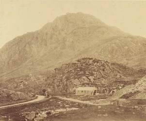 Mount Tryfan od jezera Llyn Ogwen