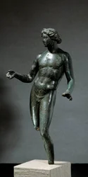 Apollo. Bronzová socha z Mansat La Courriere, Creuse. 1. až 2. století našeho letopočtu. Slunce 0,295 m. Paříž, muzeum Louvre