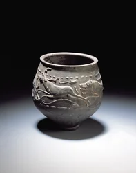 Kádinka zdobená loveckou scénou zobrazující jeleny, laně a psy, z římského naleziště v Newstead, Melrose, AD 140-80 (barevně potažené jemné zboží)