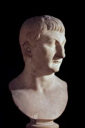 Busta Drusa Mladého (zemřel 23 n. l.), syna římského císaře Tibera (Tiberio Claudio Nerone, 42 př. n. l.-37 n. l.). Mramorová socha. 1. století našeho letopočtu. Paříž, muzeum Louvre